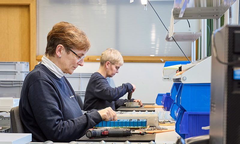 Präzise Handarbeit in der Spulenproduktion bei CHK Elektronik