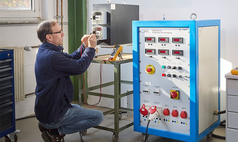Funktionsprüfung von Transformatoren am Prüfstand bei CHK Elektronik – 100% Qualitätskontrolle