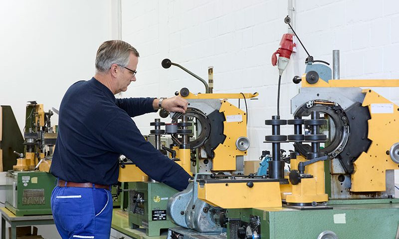 Erfahrener Mitarbeiter bei der Transformatorfertigung – Handarbeit und Präzision bei CHK Elektronik