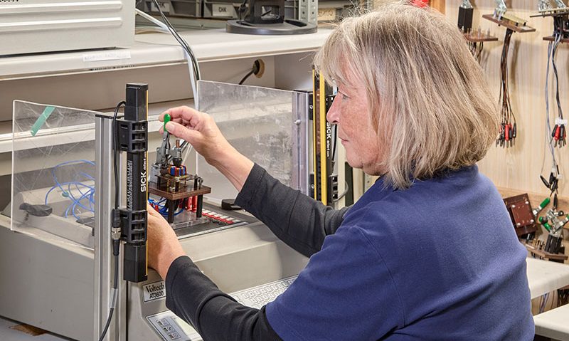 Mitarbeiterin von CHK Elektronik bei der Fertigung von Spulen und Transformatoren